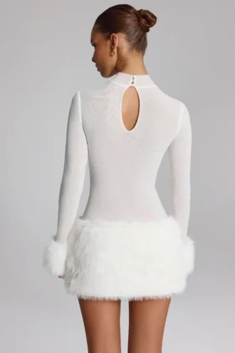 Vestido corto de cuello alto con ribete de piel sintética Belladonna en blanco