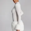 Vestido corto de cuello alto con ribete de piel sintética Belladonna en blanco Vestido corto de cuello alto con ribete de piel sintética Belladonna en blanco