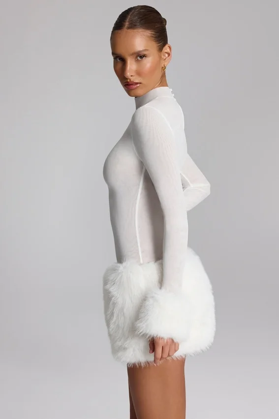Vestido corto de cuello alto con ribete de piel sintética Belladonna en blanco Vestido corto de cuello alto con ribete de piel sintética Belladonna en blanco