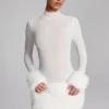 Vestido corto de cuello alto con ribete de piel sintética Belladonna en blanco Vestido corto de cuello alto con ribete de piel sintética Belladonna en blanco