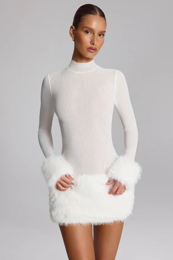 Vestido corto de cuello alto con ribete de piel sintética Belladonna en blanco Vestido corto de cuello alto con ribete de piel sintética Belladonna en blanco