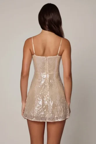 Vestido corto de encaje con cuello en V y adornos Agentha en melocotón pálido