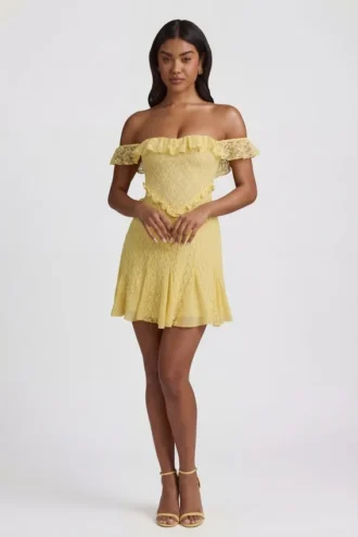 Vestido corto de encaje con hombros descubiertos y corte en A de Nahida en amarillo pastel