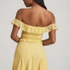 Vestido corto de encaje con hombros descubiertos y corte en A de Nahida en amarillo pastel Vestido corto de encaje con hombros descubiertos y corte en A de Nahida en amarillo pastel