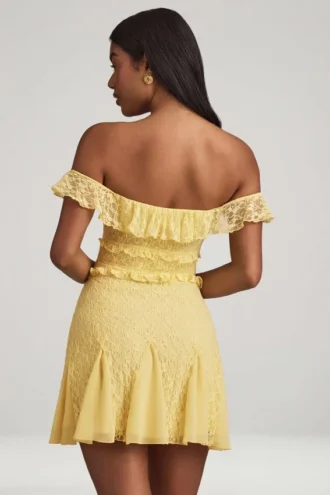 Vestido corto de encaje con hombros descubiertos y corte en A de Nahida en amarillo pastel