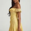 Vestido corto de encaje con hombros descubiertos y corte en A de Nahida en amarillo pastel Vestido corto de encaje con hombros descubiertos y corte en A de Nahida en amarillo pastel