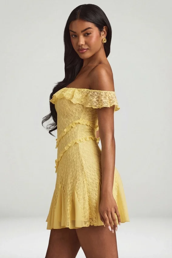 Vestido corto de encaje con hombros descubiertos y corte en A de Nahida en amarillo pastel Vestido corto de encaje con hombros descubiertos y corte en A de Nahida en amarillo pastel