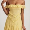 Vestido corto de encaje con hombros descubiertos y corte en A de Nahida en amarillo pastel Vestido corto de encaje con hombros descubiertos y corte en A de Nahida en amarillo pastel