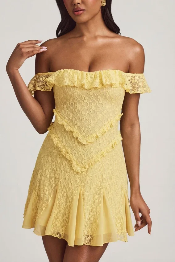 Vestido corto de encaje con hombros descubiertos y corte en A de Nahida en amarillo pastel Vestido corto de encaje con hombros descubiertos y corte en A de Nahida en amarillo pastel