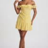 Vestido corto de encaje con hombros descubiertos y corte en A de Nahida en amarillo pastel Vestido corto de encaje con hombros descubiertos y corte en A de Nahida en amarillo pastel