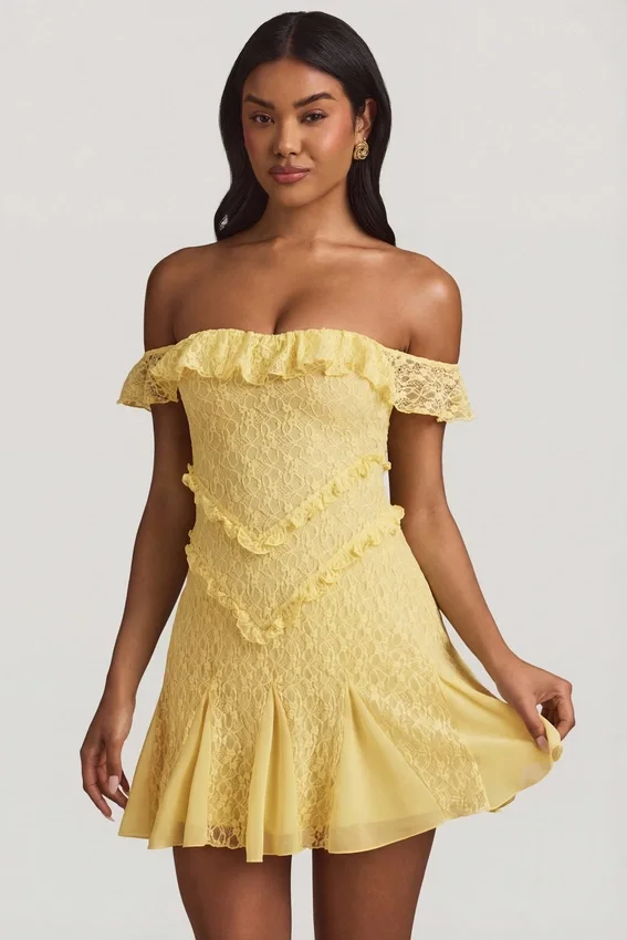 Vestido corto de encaje con hombros descubiertos y corte en A de Nahida en amarillo pastel Vestido corto de encaje con hombros descubiertos y corte en A de Nahida en amarillo pastel