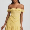 Vestido corto de encaje con hombros descubiertos y corte en A de Nahida en amarillo pastel Vestido corto de encaje con hombros descubiertos y corte en A de Nahida en amarillo pastel