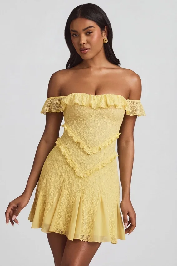 Vestido corto de encaje con hombros descubiertos y corte en A de Nahida en amarillo pastel Vestido corto de encaje con hombros descubiertos y corte en A de Nahida en amarillo pastel