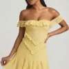 Vestido corto de encaje con hombros descubiertos y corte en A de Nahida en amarillo pastel Vestido corto de encaje con hombros descubiertos y corte en A de Nahida en amarillo pastel