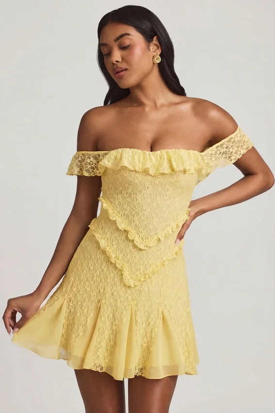 Vestido corto de encaje con hombros descubiertos y corte en A de Nahida en amarillo pastel Vestido corto de encaje con hombros descubiertos y corte en A de Nahida en amarillo pastel