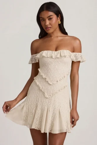 Vestido corto de encaje con hombros descubiertos y corte en A Nahida en color marfil