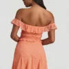 Vestido corto de encaje con hombros descubiertos y corte en A Nahida en color melocotón Vestido corto de encaje con hombros descubiertos y corte en A Nahida en color melocotón