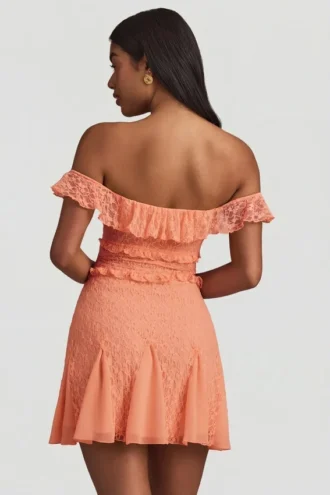Vestido corto de encaje con hombros descubiertos y corte en A Nahida en color melocotón