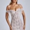 Vestido corto de encaje transparente con corte en A Eleonora en color marfil