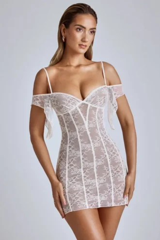 Vestido corto de encaje transparente con corte en A Eleonora en color marfil