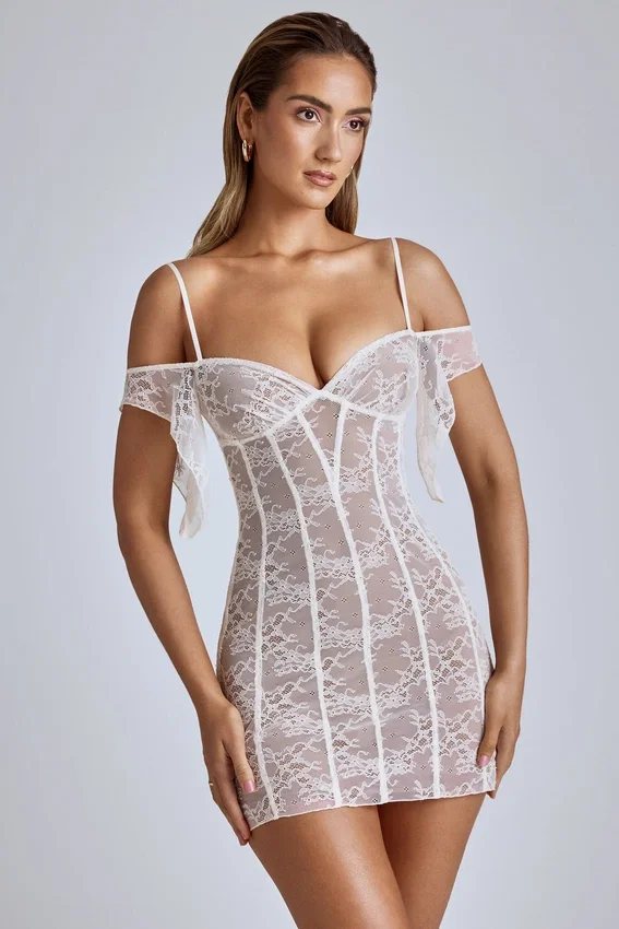 Vestido corto de encaje transparente con corte en A Eleonora en color marfil
