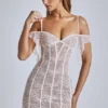 Vestido corto de encaje transparente con corte en A Eleonora en color marfil