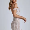 Vestido corto de encaje transparente con corte en A Eleonora en color marfil
