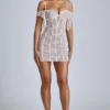 Vestido corto de encaje transparente con corte en A Eleonora en color marfil