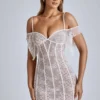 Vestido corto de encaje transparente con corte en A Eleonora en color marfil