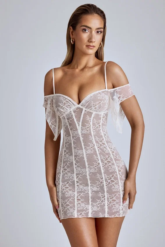 Vestido corto de encaje transparente con corte en A Eleonora en color marfil