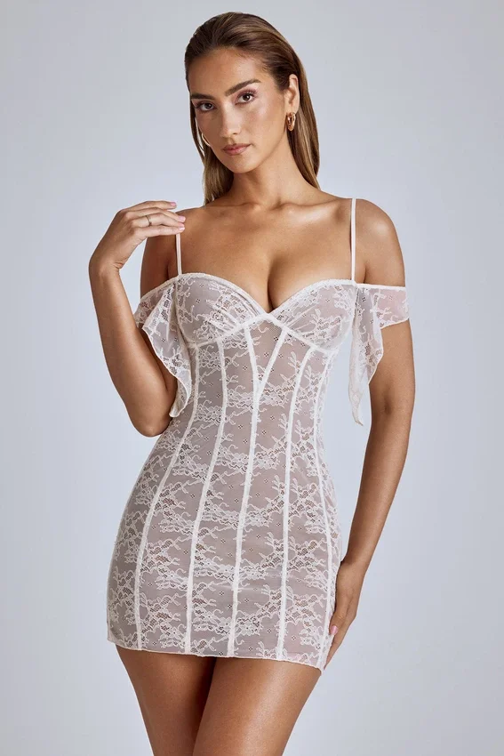 Vestido corto de encaje transparente con corte en A Eleonora en color marfil