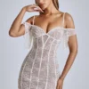 Vestido corto de encaje transparente con corte en A Eleonora en color marfil