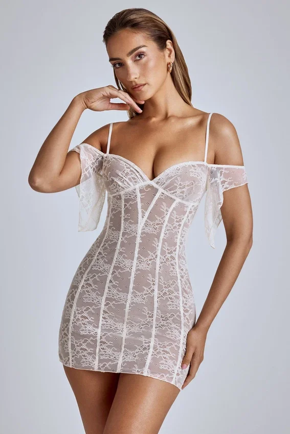 Vestido corto de encaje transparente con corte en A Eleonora en color marfil