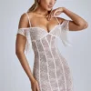 Vestido corto de encaje transparente con corte en A Eleonora en color marfil