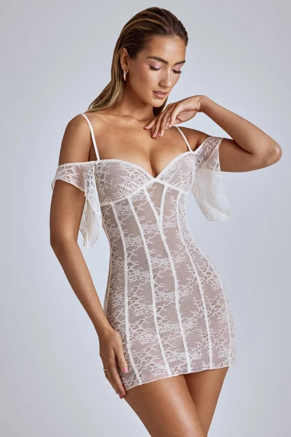 Vestido corto de encaje transparente con corte en A Eleonora en color marfil