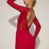 Vestido corto de encaje transparente con cuello barco de Eirlys en rojo intenso