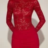Vestido corto de encaje transparente con cuello barco de Eirlys en rojo intenso