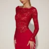 Vestido corto de encaje transparente con cuello barco de Eirlys en rojo intenso