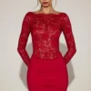 Vestido corto de encaje transparente con cuello barco de Eirlys en rojo intenso