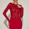 Vestido corto de encaje transparente con cuello barco de Eirlys en rojo intenso