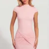 Vestido corto de jersey Blair con cuello alto y fruncido en la espalda en rosa Vestido corto de jersey Blair con cuello alto y fruncido en la espalda en rosa
