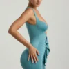 Vestido corto de jersey elástico con aberturas y volantes de Zivanka en verde mar Vestido corto de jersey elástico con aberturas y volantes de Zivanka en verde mar