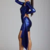 Vestido corto de jersey metalizado con aberturas Nasira en azul eléctrico Vestido corto de jersey metalizado con aberturas Nasira en azul eléctrico