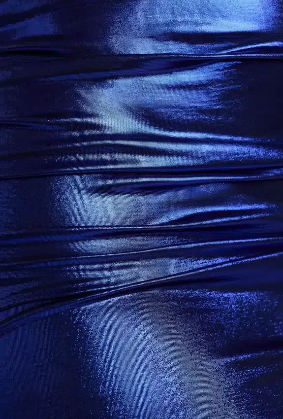 Vestido corto de jersey metalizado con aberturas Nasira en azul eléctrico Vestido corto de jersey metalizado con aberturas Nasira en azul eléctrico