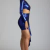 Vestido corto de jersey metalizado con aberturas Nasira en azul eléctrico Vestido corto de jersey metalizado con aberturas Nasira en azul eléctrico