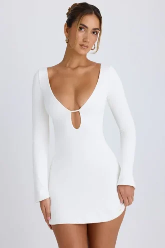 Vestido corto de manga larga con aberturas Mavisa en blanco
