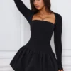 Vestido corto de manga larga con bajo abullonado Viola en negro Vestido corto de manga larga con bajo abullonado Viola en negro