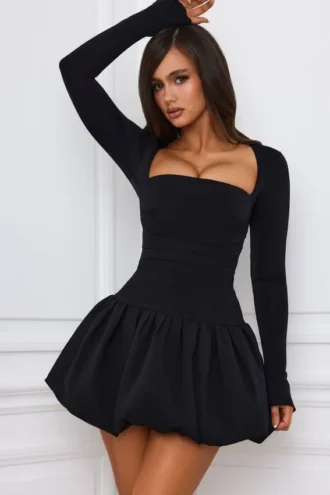 Vestido corto de manga larga con bajo abullonado Viola en negro