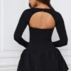 Vestido corto de manga larga con bajo abullonado Viola en negro Vestido corto de manga larga con bajo abullonado Viola en negro
