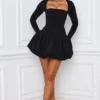Vestido corto de manga larga con bajo abullonado Viola en negro Vestido corto de manga larga con bajo abullonado Viola en negro